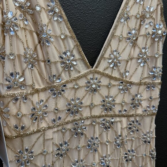 Elegant Women's Sleeveless Hand Beaded V-Neck Gown Size 6 - Picture 4 of 5